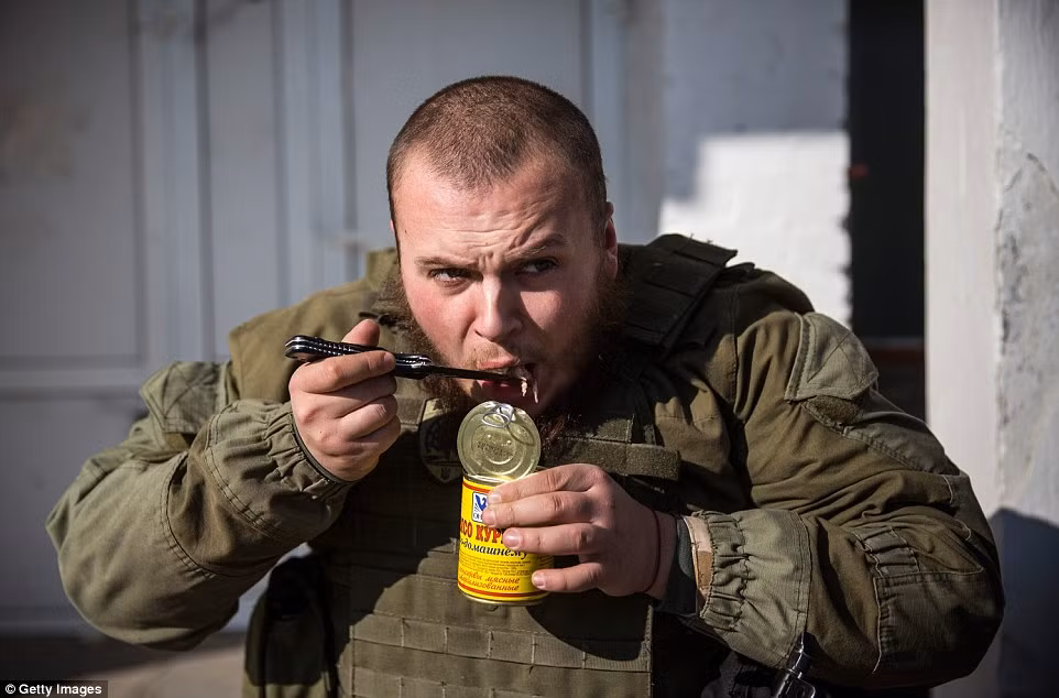 Tuy vậy được thiết kế rất kỹ càng và khoa học để phục vụ cho việc cận chiến nhưng những người lính trên chiến trường lại hay sử dụng dao găm để mở hộp và dùng làm... thìa khi ăn nhiều hơn. Với những người lính này, việc sử dụng dao găm để cận chiến chỉ là một "tính năng" ít khi được họ dùng tới. Nguồn ảnh: Dailymail.