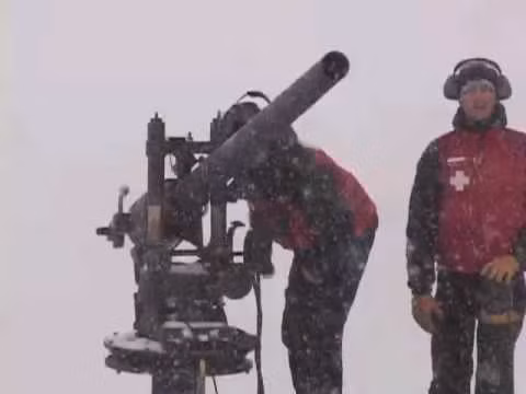 Tuy nhiên vẫn còn một vài quốc gia sử dụng cách này mà điển hình là Nga và Thụy Sỹ. Thậm chí ở Thụy Sỹ, các khu trượt tuyết còn có sẵn những khẩu thần công được gắn cố định dưới chân núi, lúc nào cần chỉ cần bỏ đạn vào và bắn, không cần phải kéo đi kéo lại. Nguồn ảnh: Youtube.