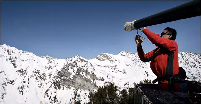 Việc tạo lở tuyết chủ động sẽ đảm bảo lượng tuyết bám trên sườn núi là đủ mỏng để không có khả năng gây ra lở tuyết nhưng cũng dày vừa đủ cho các hoạt động trượt tuyết, du lịch. Nguồn ảnh: Nytimes.