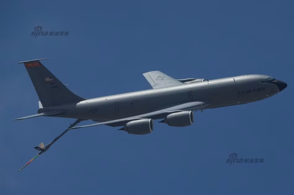 "Cây xăng bay" KC-135 Stratotanker được Không quân Mỹ huy động tham gia cuộc tập trận. Nguồn ảnh: Sina.