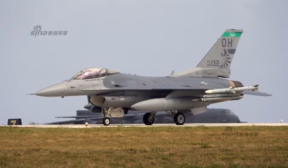 Chiến đấu cơ đa năng F-16 của lực lượng Không quân Hải quân Mỹ tham gia cuộc tập trận chung trên đảo Guam. Nguồn ảnh: Sina.