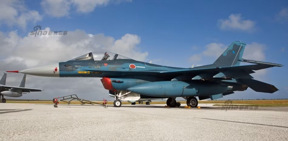 Phi cơ Mitsubishi F-2 của Nhật Bản được sản xuất bởi hãng công nghiệp Mitsubishi từ năm 2000 đến nay. Đây là mẫu phi cơ được phát triển từ chiếc F-16 Fighting Falcon của Mỹ. Tổng cộng đã có 98 chiếc F-2 được sản xuất, trong đó có 4 mẫu thử nghiệm. Nguồn ảnh: Sina.