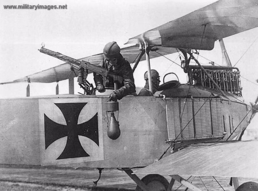 Sở dĩ có sự oái oăm đó là do khi máy bay ra đời, các công nghệ thời bấy giờ khiến động cơ máy bay có công suất khá yếu dù rất... nặng do đó các kỹ sư phải tối giảm trọng lượng máy bay bằng cách sử dụng vật liệu gỗ dán và... giấy thay cho thép như trên những chiếc máy bay hiện đại ngày này. Nguồn ảnh: Pinterest.