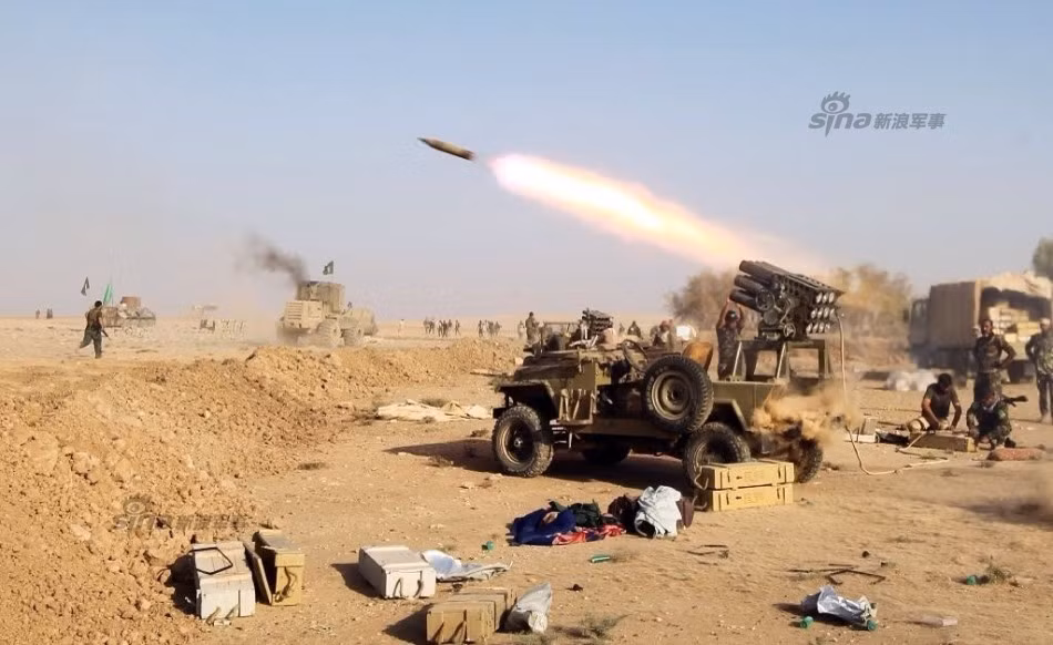Cuộc chiến khốc liệt giữa một bên là Quân đội Iraq với hàng loạt các loại vũ khí hạng nặng còn một bên là phiến quân IS với hàng loạt các loại vũ khí... tự chế đang diễn ra ở miền nam Mosul và lợi thế tất nhiên đang nghiêng hẳn về phía Quân đội Iraq. Nguồn ảnh: Sina.