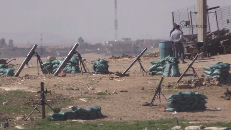 Pháo cối các loại từ cỡ 60, 80 đến 100 mm được huy động với số lượng lớn để dội mưa bom vào các vị trí nghi có quân đội IS ẩn náu. Nguồn ảnh: Sina.