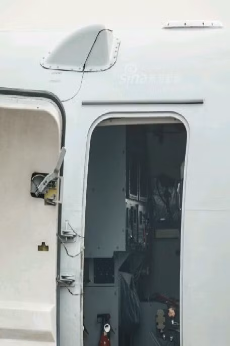 Các hệ thống trên máy bay đều được trang bị khá hiện đại với các màn hình to và lớn, điều đó đồng nghĩa với việc máy bay đã được điện tử hóa gần như toàn bộ. Nguồn ảnh: Sina.