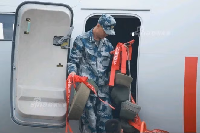 Đây là lần đầu tiên các ghế phóng và một vài hệ thống điện tử bên trong chiếc máy bay H-6K này được ghi lại vào ống kính của phóng viên. Nguồn ảnh: Sina.