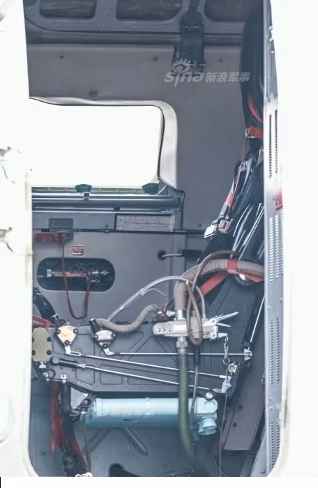 Trong đó phiên bản H-6K là bản mới nhất, được trang bị động cơ đời mới giúp nó có khả năng mang theo tới 12 tấn bom. Nguồn ảnh: Sina.