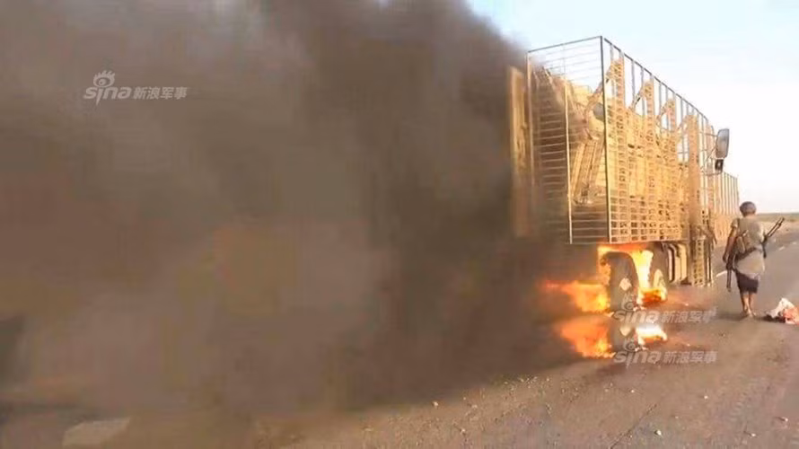 Đây không phải là lần đầu tiên khả năng chiến đấu của quân đội Ả-rập Xê-út được các diễn đàn mạng phân tích và mang ra làm... trò cười. Tháng trước, một chùm ảnh về những thiết giáp tối tân nhất của quân đội nước này bị hạ gục la liệt ở Yemen cũng là chủ đề khá xôn xao trên mạng với nhiều lời chỉ trích khá mạnh mẽ với quân đội Ả Rập Xê-út. Nguồn ảnh: Sina.