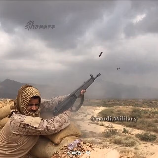 Một bức ảnh được lan truyền trên mạng internet trong những ngày gần đây ghi lại hình ảnh khi tác chiến của một binh lính Ả Rập Xê-út với màn bắn súng được coi là "thảm họa" và cộng đồng mạng trên các diễn đàn quân sự đã coi đây là màn thể hiện "không thể chấp nhận được" với bất cứ lý do gì. Nguồn ảnh: Sina.