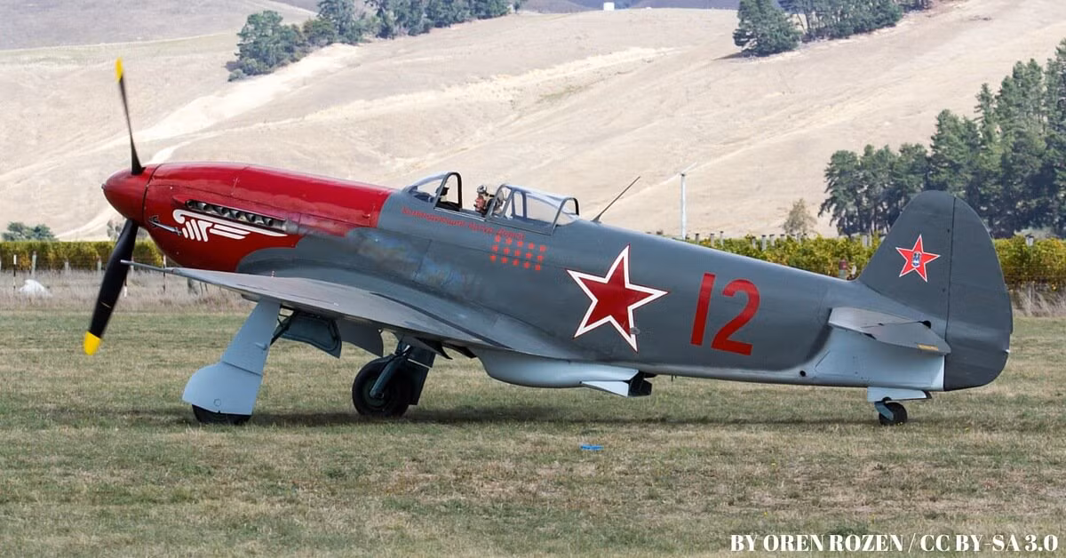 Chuyến bay thử nghiệm đầu tiên của chiếc tiêm kích Yak-3 là vào tháng 4/1941, nghĩa là trước khi chiến tranh thế giới thứ hai được nổ ra, tuy nhiên phải mãi đến tận những năm 1944 chiếc máy bay này mới được đưa vào sản xuất hàng loạt. Nguồn ảnh: CCBY.