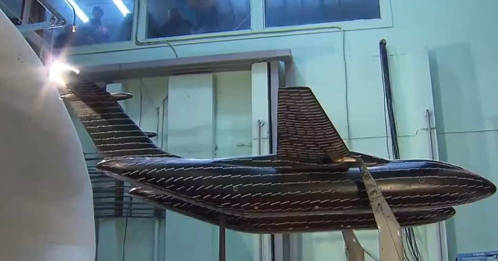 Cũng không ngoại trừ khả năng chiếc máy bay hai thân này có thể được sử dụng vào mục đích làm máy bay ném bom, tuy nhiên khi đó chiếc máy bay sẽ dễ dàng bị phát hiện và bị bắn hạ hơn vì hai thân đồng nghĩa với bề mặt phản xạ sóng rada lớn gấp đôi và nguy cơ bị bắn trúng cũng tăng gấp đôi. Vậy nên chiếc máy bay này tốt nhất nên được ứng dụng làm một loại máy bay vận tải hạng nặng. Nguồn ảnh: QQ.