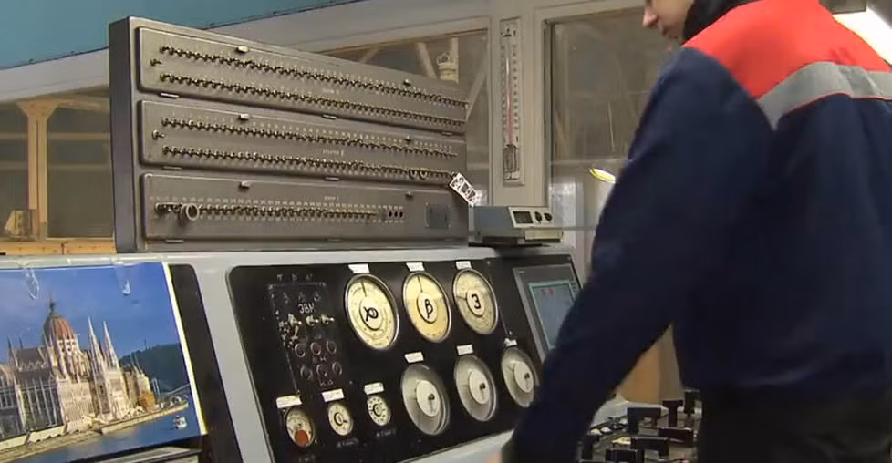 Các kỹ sư cùng hệ thống điều khiển mô phỏng gió trong hầm, hệ thống này còn cung cấp các cảm biến hiện đại cực nhạy để đo đạc chi tiết từng thông số dù là nhỏ nhất của mô hình thử nghiệm. Nguồn ảnh: QQ.