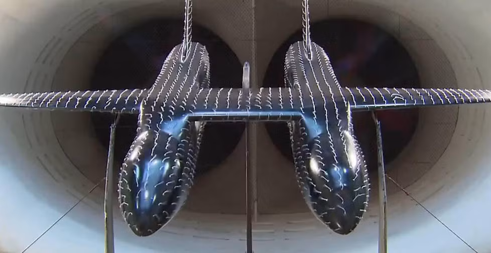 Nếu các kỹ sư Nga tuân thủ đúng quy trình thiết kế thì rất có thể họ đã có trong tay toàn bộ bản thiết kế sơ bộ của loại máy bay đời mới này và nó sẽ sớm được chế tạo trong tương lai. Có khả năng máy bay sẽ sử dụng hai động cơ phản lực gắn sau hai thân để cung cấp sức đẩy tối đa và tạo độ cân bằng khi di chuyển trên không. Nguồn ảnh: QQ.