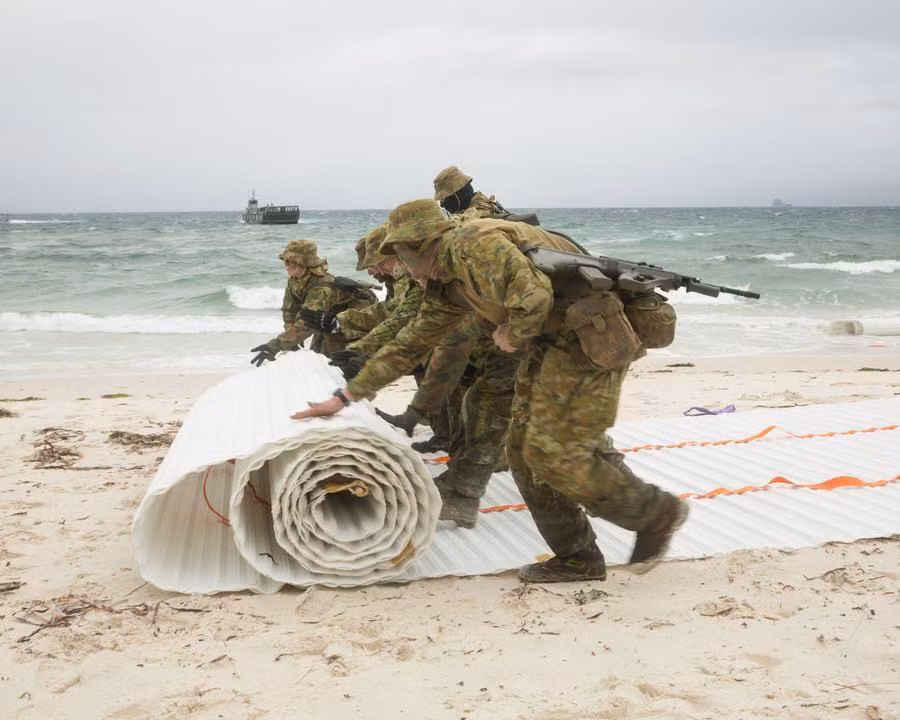 Mặc dù vậy, hiếm có quốc gia nào sử dụng phương án đổ bộ đường biển kỳ công như vậy. Nếu có phòng tuyến của đối phương thì liệu binh sĩ có thoải mái rải tấm lót đường này hay không? Nguồn ảnh: QQ.