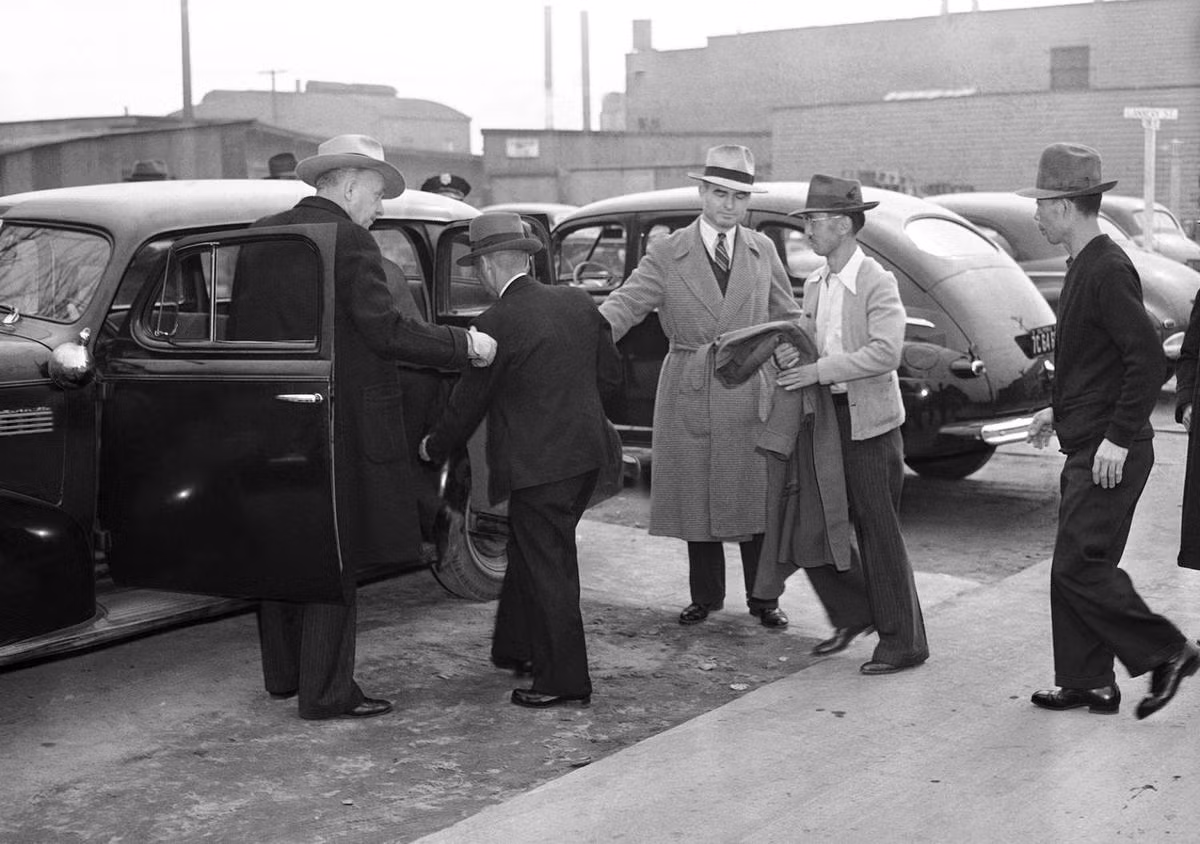 Rất nhiều người trong số họ đã bị triệu tập, thẩm vấn thậm chí là bị bắt giam một cách vô lý, trái pháp luật chỉ đơn giản vì họ là người Nhật. Nguồn ảnh: Theatlantic.