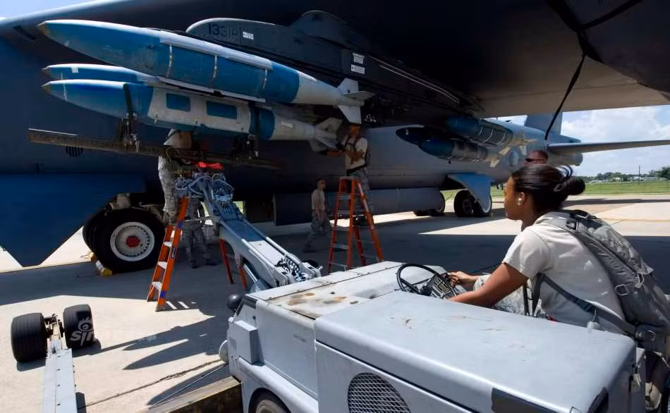 Nếu như trong quá khứ, số lượng bom nó mang theo đã làm nên tên tuổi cho chiếc B-52 này thì ngày nay, tên tuổi của nó đã được khẳng định thêm một lần nữa với độ chính xác mà nó đạt được. Với 32 tấn bom các loại đều đánh trúng mục tiêu một cách tuyệt đối thì sức công phá của chiếc B-52 này rõ ràng vẫn chưa hề "lỗi thời" một chút nào so với tuổi đời của nó. Nguồn ảnh: Sina.