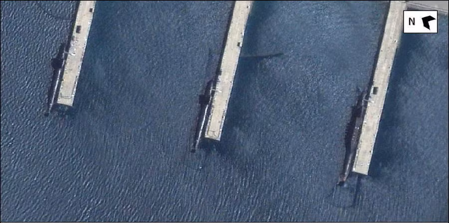 Ảnh vệ tinh chụp lại các tàu ngầm đang neo đậu tại cảng tàu ngầm ở Ngọc Lâm, Quảng Tây, Trung Quốc, chiếc ngoài cùng bên phải chính là chiếc tàu ngầm hạt nhân Type 094. Nguồn ảnh: Sina.