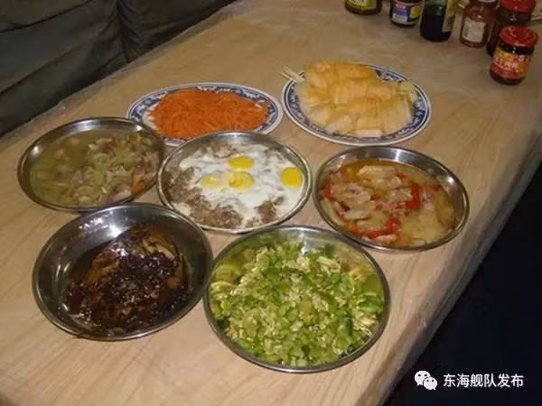 Tuy nhiên nếu sử dụng các loại đồ ăn được đóng hộp thì khẩu phần ăn của các binh lính và sỹ quan trên tàu sẽ "ngon mắt" hơn rất nhiều dù có phần hơi... ngấy nếu phải ăn liên tục ngày qua ngày. Nguồn ảnh: QQ.