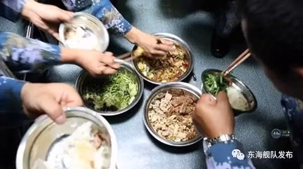 Dù đồ ăn rất ngon nhưng một vài loại tàu ngầm Trung Quốc lại không có đủ không gian rộng trong phòng ăn cho tất cả mọi binh sỹ vậy nên rất nhiều người sẽ phải ngồi ăn dưới... sàn nhà. Nguồn ảnh: QQ.