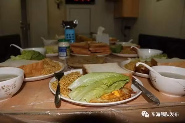 Khẩu phần ăn của lính tàu ngầm Trung Quốc thông thường bao gồm mỳ sợi, bánh mỳ, trứng, rau và một bát canh. Đây đều là các món ăn tươi có thể dự trữ được lâu ngày trong tủ lạnh. Nguồn ảnh: QQ.