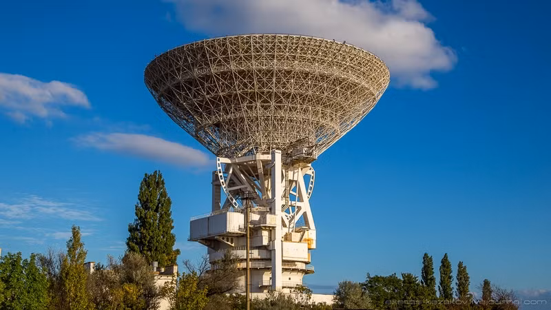 Quá trình xây dựng trạm kéo dài 6 năm từ 1973 tới 1978 thì hoàn thành, trạm bao gồm một ăng-ten phát sóng lớn nhất có đường kính lên tới 70 m, có khả năng phát và ghi nhận tín hiệu với cường độ từ 5 gigahertz tới 300 gigahertz, một con số khổng lồ ở thời bấy giờ. Nguồn ảnh: Englishrussia.