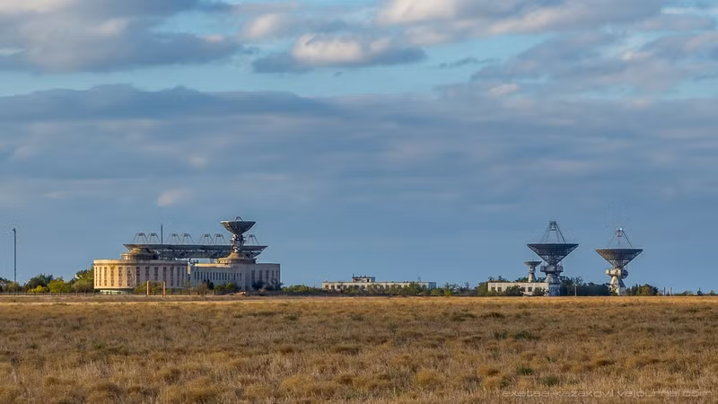 Ngoài ra trong tổ hợp trạm trên đảo Crimea còn có các hệ thống ăng-ten nhỏ hơn có đường kính khoảng 20 mét. Trạm 70 là 1 trong số 2 trạm vô tuyến vũ trụ duy nhất trên thế giới được sử dụng vào việc phát tín hiệu ra ngoài vũ trụ rộng lớn để tìm kiếm các nền văn minh khác trong khắp thiên hà. Nguồn ảnh: Englishrussia.