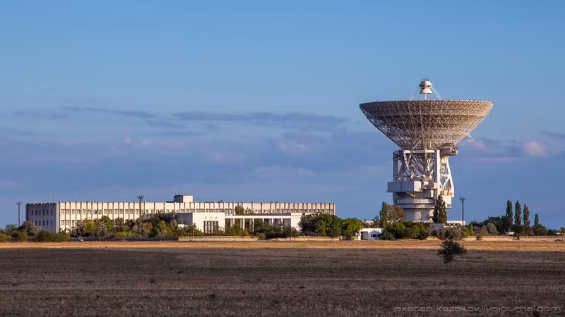 Trạm vô tuyến vũ trụ này có tên Yevpatoria RT-70 hay còn được gọi ngắn gọn là Trạm 70. Tuy nhiên trong một vài tài liệu của Liên Xô, Trạm 70 còn được gọi bằng nhiều cái tên khác như Trạm vô tuyến Crimea, trạm Evpatoria Planetary Radar (gọi tắt là Trạm EPR). Nguồn ảnh: Englishrussia.