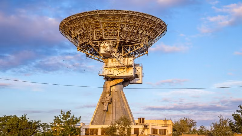 Hình ảnh của trạm vô tuyến vũ trụ RT-70 này còn được in trên tờ tiền mệnh giá 100 rúp của Nga. Nguồn ảnh: Englishrussia.