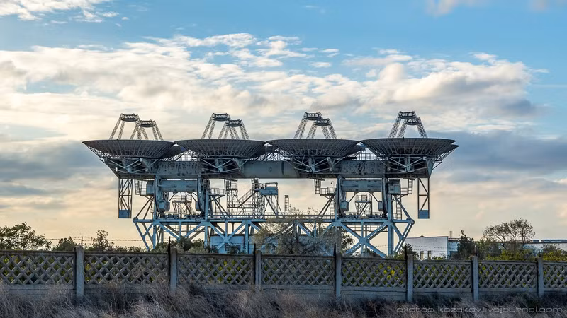 Trong các năm 1999, 2001, 2003 và 2008 Trạm RT-70 đã phát đi 4 thông điệp gửi tới các nền văn minh ngoài trái đất trong đó gồm có các bản nhạc giao hưởng của Mozart, những đoạn phim giới thiệu về Trái Đất, phim giới thiệu về con người và các lời chào được ghi lại bằng tất cả các ngôn ngữ trên khắp thế giới, tất nhiên là Trạm RT-70 vẫn chưa nhận được hồi âm nào. Nguồn ảnh: Englishrussia.