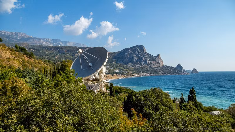  Trạm vô tuyến vũ trụ Liên Xô bao gồm rất nhiều các ăng-ten thu-phát tín hiệu cường độ cao và cả một ống kính thiên văn khổng lồ được xây dựng từ đầu những năm 1970 của thế kỷ trước trên bán đảo Crimea. Nguồn ảnh: Englishrussia.