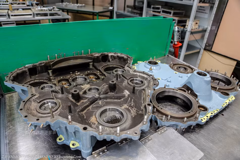 Đây cũng là nơi bảo dưỡng động cơ và các chi tiết máy quá hạn sử dụng. Ảnh: Một phần hệ thống động cơ máy bay được "bổ" ra làm lại, thay các chi tiết máy đã quá hạn sử dụng. Nguồn ảnh: ZAVODfoto.