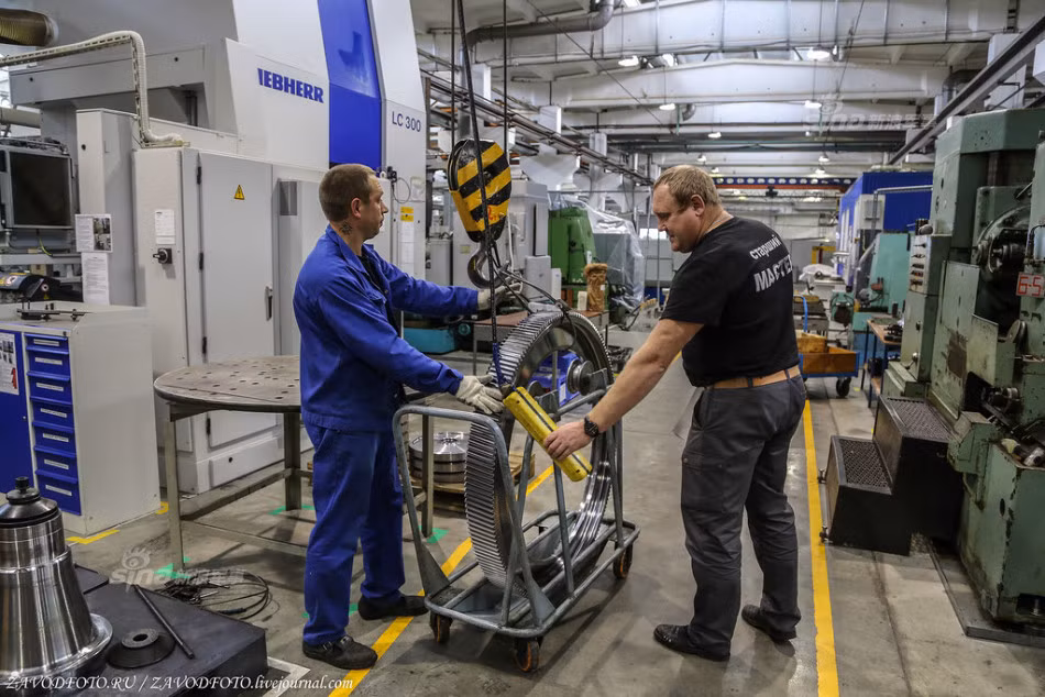 Vào năm 2010, số lượng kỹ sư làm việc trong nhà máy là 8000 người. Đây là nơi góp mặt của nhiều kỹ sư chế tạo máy, kỹ sư hàng không trình độ cao nhất nước Nga. Nguồn ảnh: ZAVODfoto.