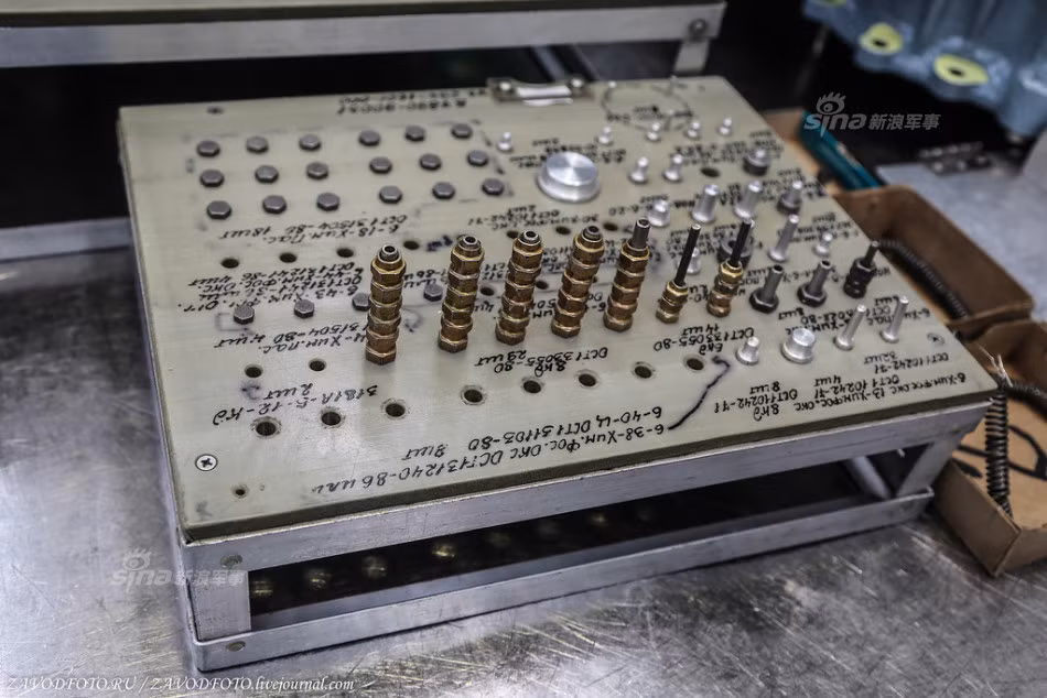 Hàng trăm loại ốc vít với nhiều cỡ khác nhau cần để lắp ráp được một động cơ hoàn chỉnh. Nguồn ảnh: ZAVODfoto.