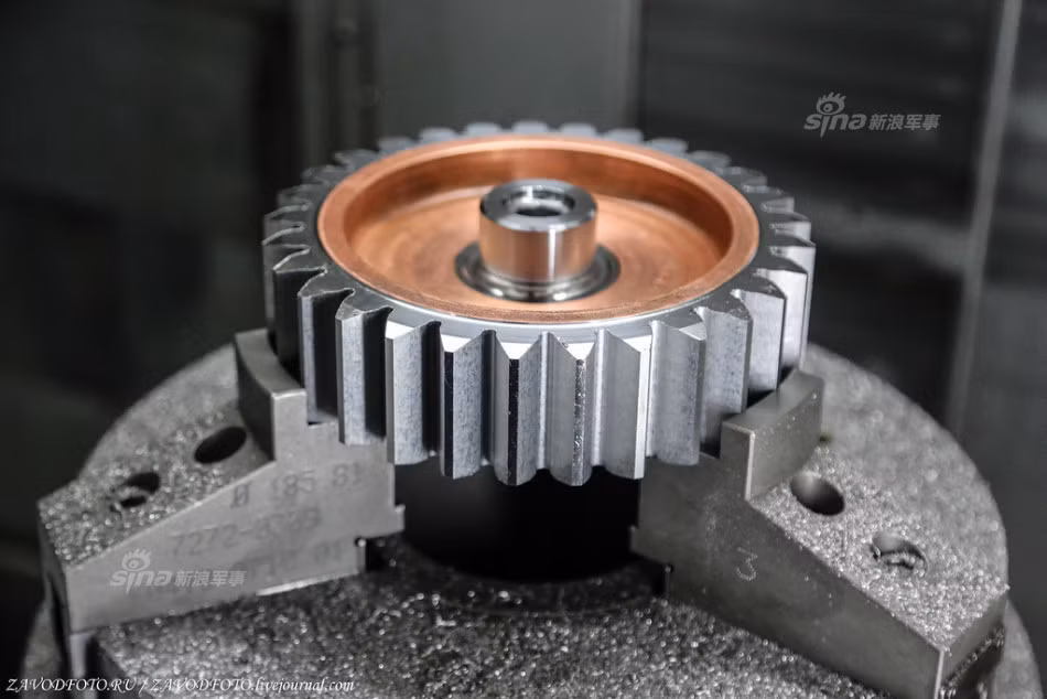 Có truyền thống hoạt động kéo dài gần 100 năm, nhà máy này có đầy đủ các máy móc, trang thiết bị hiện đại nhất để chế tạo những chi tiết máy nhỏ nhất, đảm bảo được độ chính xác gần như tuyệt đối. Nguồn ảnh: ZAVODfoto.