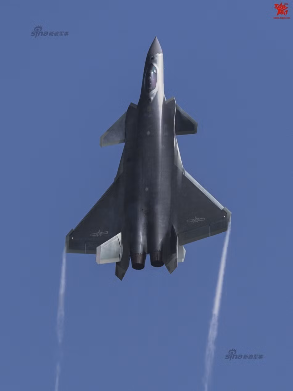 Chiến đấu cơ tàng hình đa năng J-20 của Trung Quốc có phi hành đoàn 1 người, dài 20,4 mét, sải cánh rộng 13,5 mét, sử dụng 2 động cơ Senyang WS-10G hoặc Saturn AL-31F-M2 cung cấp tốc độ tối đa cho J-20 lên tới 2100 km/h. Nguồn ảnh: Sina.