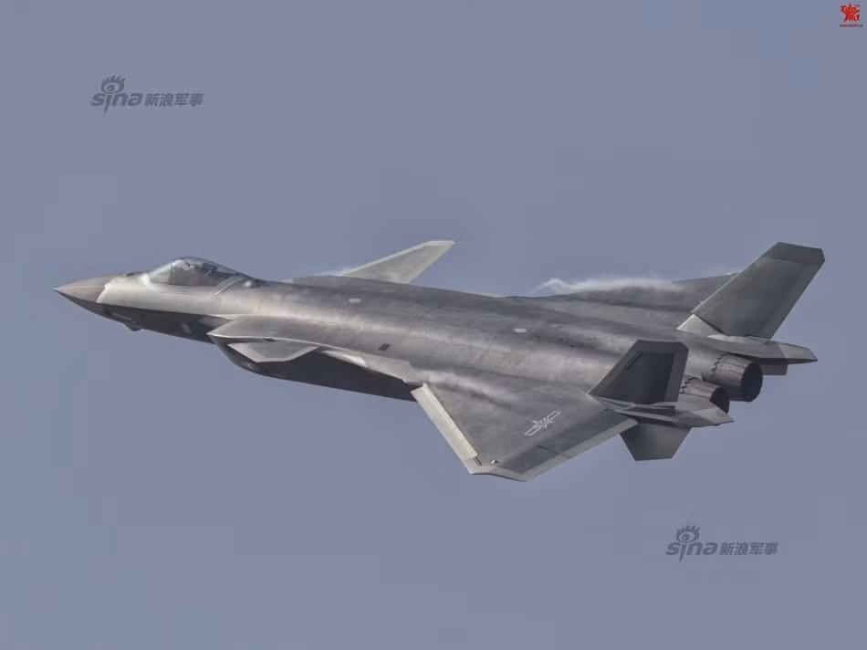 Với màu sơn thẫm màu hơn như vừa được thay thế, phi cơ J-20 có thể dễ dàng ngụy trang hơn khi bay trên nền trời xanh, tuy nhiên nếu gặp phải bầu trời nhiều mây và đầy đủ ánh nắng thì rất có thể chiếc phi cơ này sẽ dễ bị nhận ra hơn do nó có màu sẫm hơn màu mây. Nguồn ảnh: Sina.