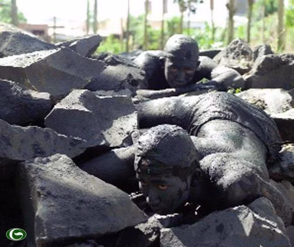 Ngoài ra, việc mặc thật ít quần áo cũng là yếu tố mang tính sống còn của lực lượng "luồn sâu đánh hiểm" này. Do việc luồn lách vào hậu cứ của đối phương đòi hỏi phải vượt qua hệ thống hàng rào dây thép gai rất dày đặc nên nếu mặc quần áo rộng quá sẽ dễ bị vướng khi chui qua hàng rào, mặc quần áo bó quá sẽ khiến người lính khó cử động, vậy nên tốt nhất là ở trần. Nguồn ảnh: Truongsa.