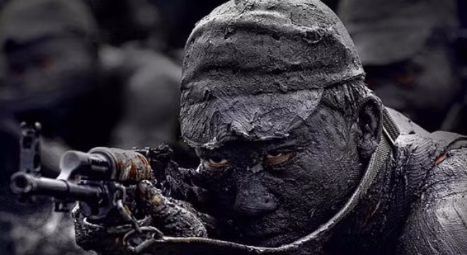 Tùy từng địa hình tác chiến mà những người lính đặc công này sẽ tự "tùy biến" ngoại hình của mình để ẩn náu vào trong môi trường. Nguồn ảnh: Viettimes.