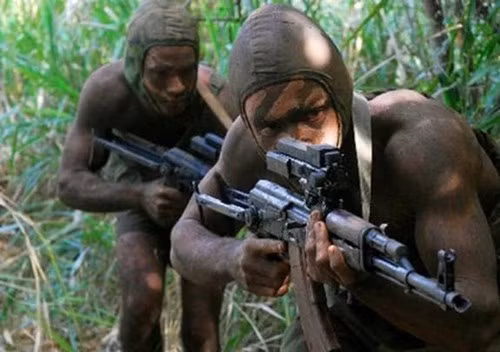 Cách ngụy trang này hiệu quả đến nỗi các chuyên gia Nga và Cuba đã từng phải sang Việt Nam để xem bộ đội đặc công của ta trình diễn nhằm học hỏi. Ảnh: Lực lượng đặc nhiệm Cuba với kiểu ngụy trang mình trần của đặc công Việt Nam. Tuy nhiên do nước Nga có khí hậu quá lạnh giá nên việc bắt người lính mặc mỗi chiếc quần đùi ra trận là điều bất khả thi nên chỉ có lực lượng quân đội Cuba mới có thể học hỏi được kiểu ngụy trang này của ta. Nguồn ảnh: Tienphong.