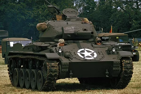 Chiếc xe tăng hạng nhẹ M24 Chaffee có khả năng mang theo tối đa 420 lít nhiên liệu cho phép nó di chuyển quãng đường tối đa 160 km với vận tốc lớn nhất lên tới 56 km/h. Nguồn ảnh: Electric.