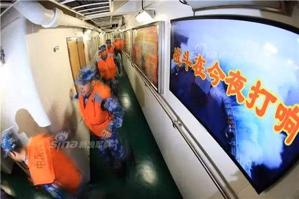 Vì diện tích các phòng chức năng, khu giải trí trên tàu có hạn nên các thủy thủ cần phải tránh tuyệt đối việc tụ tập với số lượng lớn người ở một phòng nào đó, gây khó khăn trong trường hợp có báo động khẩn hoặc sẽ bị tổn thất nặng về nhân mạng khi bị tấn công bất ngờ mà không kịp di chuyển vào vị trí trực chiến. Nguồn ảnh: Sina.