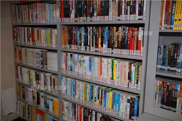 Trên tàu có một thư viện với hàng nghìn đầu sách khác nhau, ngoài giờ trực chiến các thủy thủ đoàn và sỹ quan có thể đến đây tham khảo, bổ sung kiến thức cho mình hoặc đơn giản chỉ là thú vui đọc sách giết thời gian vì thực tế cuộc sống trên tàu rất tẻ nhạt, không có nhiều phương tiện giải trí. Nguồn ảnh: Sina.