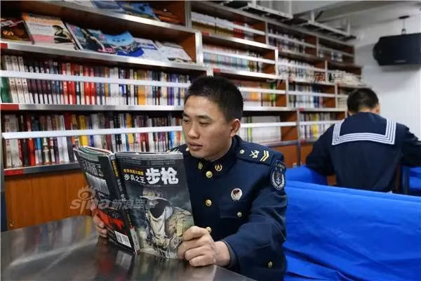 Rất nhiều thủy thủ đã tự học trong quá trình công tác trên biển để thi lên các cấp sỹ quan chỉ huy cao hơn, một vài người lại sử dụng khoảng thời gian này cho việc tìm hiểu những kiến thức thuộc các ngành nghề khác để có kỹ năng xin việc sau khi rời quân ngũ. Nguồn ảnh: Sina.