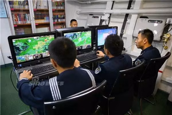 Trên tàu Type 054A Trung Quốc còn có hệ thống máy tính để bàn để phục vụ cho việc giải trí của các thủy thủ. Do đa phần đều là thủy thủ trẻ tuổi nên các máy tính ở đây dù không có mạng internet để sử dụng nhưng lúc nào cũng có sẵn... khá nhiều game cho thủy thủ giải trí bằng hệ thống mạng nội bộ. Nguồn ảnh: Sina.