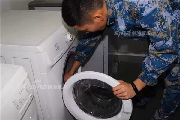 Không thể thiếu được trên tàu đó là phòng giặt là, thủy thủ đoàn sẽ giặt quần áo theo lịch được xếp trước, tránh tình trạng lộn xộn, gây lẫn lộn quân trang. Ngoài quân phục bao gồm áo ngoài, quần ngoài và đồ lót, các thủy thủ được phép mang theo và sử dụng trên tàu các loại áo phông và quần cộc tối màu. Nguồn ảnh: Sina.