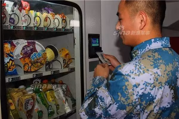 Trên tàu cũng có đặt các máy bán hàng tự động với rất nhiều đồ ăn vặt và mì hộp các loại để phục vụ nhu cầu của các thủy thủ. Những đồ ăn vặt và đồ hộp này có hạn sử dụng khá lâu nên được dự trữ với số lượng lớn trên tàu, đảm bảo đáp ứng đủ nhu cầu của binh lính trong các cuộc hành quân dài ngày trên biển. Nguồn ảnh: Sina.