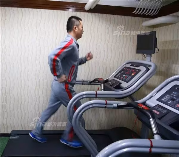 Phòng tập đa năng với nhiều loại máy tập hiện đại giúp thủy thủ đỡ "cuồng chân cuồng tay" khi phải sinh hoạt và làm việc trong một không gian chật trội suốt thời gian dài. Các máy chạy bộ luôn hoạt động hết công suất để phục vụ cho nhu cầu giải phóng năng lượng của các thủy thủ. Nguồn ảnh: Sina.