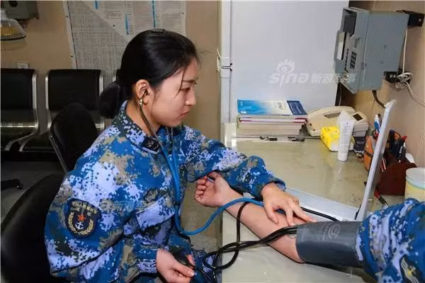 Trên tàu còn có một trạm xá nhỏ với đầy đủ trang thiết bị y tế, thuốc thang cũng như bác sỹ để chữa trị cho những thủy thủ không may bị bệnh giữa biển. Các cán bộ của phòng y tế này cũng kiêm luôn nhiệm vụ kiểm soát vệ sinh trên tàu, công việc này được tiến hành thường xuyên và sát sao do đặc tính ở tập trung trong không gian hẹp nên các bệnh như ghẻ lở, lang ben, kiết lỵ, tả,... rất dễ lây lan nếu không được phát hiện và xử lý kịp thời. Nguồn ảnh: Sina.