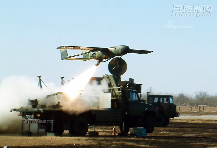 Được thiết kế để cất cánh từ xe tải với bệ phóng riêng biệt kèm theo một tên lửa đẩy, chiếc CH-1 có sải cánh 4,4 mét, dài 3,75 mét, nặng 40 kg. Chiếc CH-1 này có tầm hoạt động 740 km với tốc độ tối đa 124 km/h. CH-1 không được trang bị vũ khí. Nguồn ảnh: Sina.